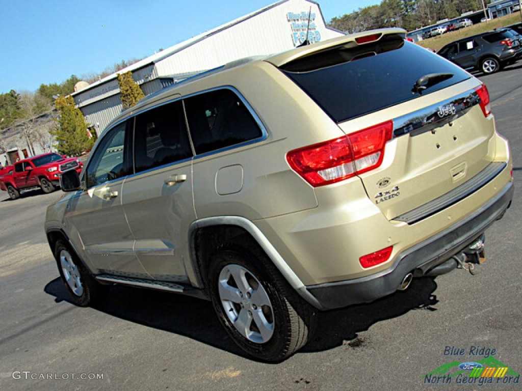 2011 Grand Cherokee Laredo X Package 4x4 - White Gold Metallic / Black photo #30