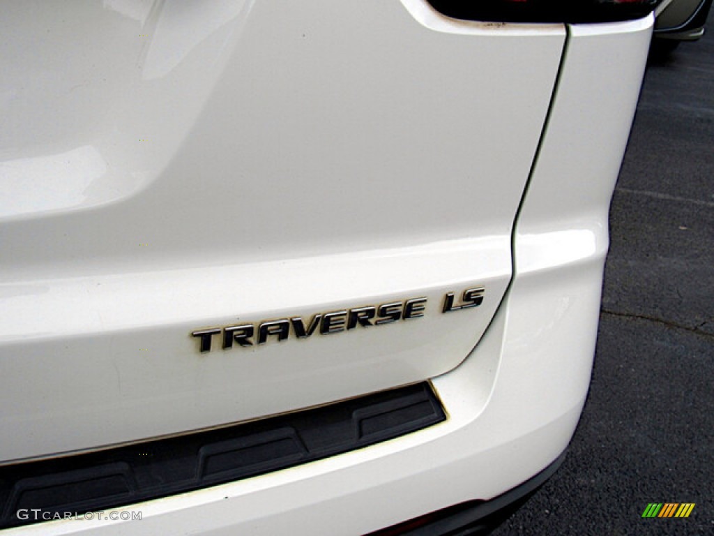 2015 Chevrolet Traverse LS Marks and Logos Photos