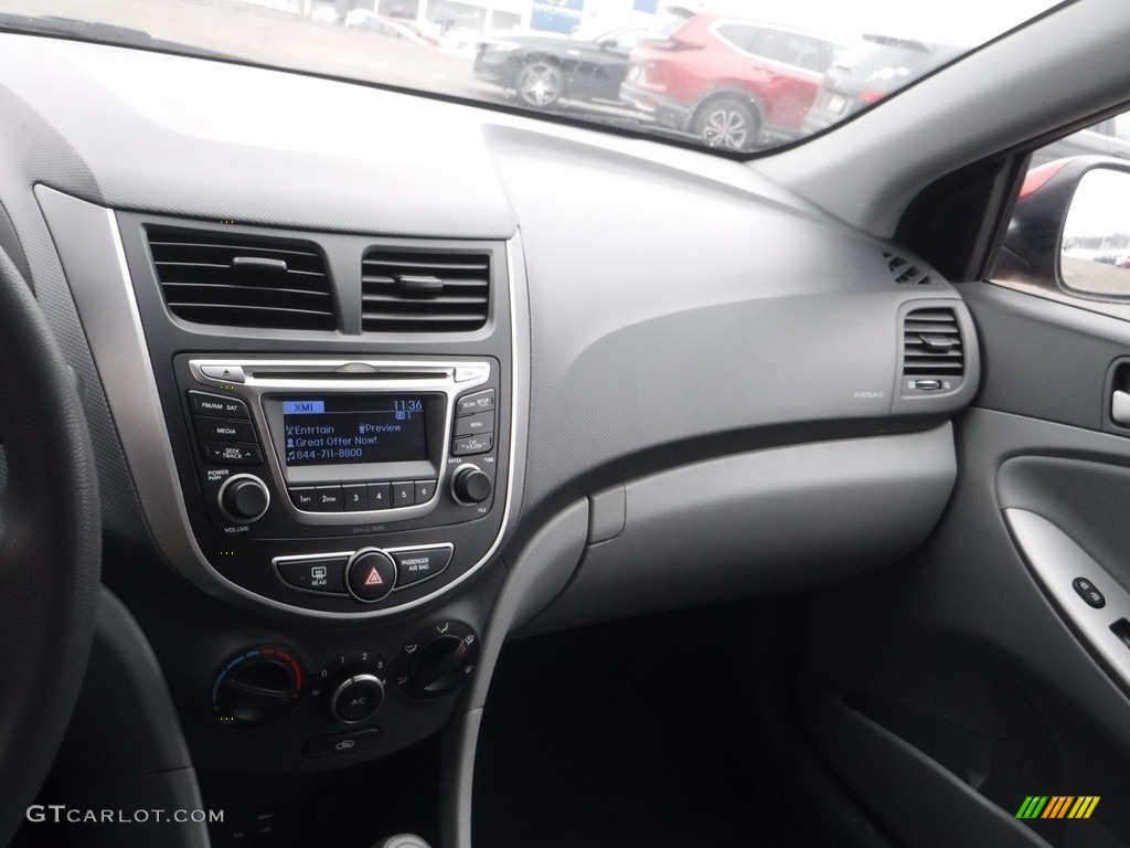 2016 Accent SE Sedan - Boston Red / Gray photo #16