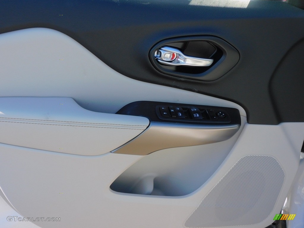2022 Jeep Cherokee Latitude Lux 4x4 Ski Gray/Black Door Panel Photo #143704423
