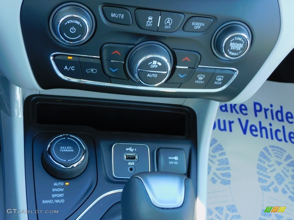 2022 Jeep Cherokee Latitude Lux 4x4 Controls Photos