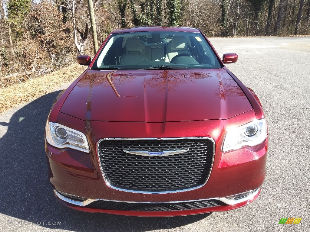 2019 300 Touring - Velvet Red Pearl / Linen/Black photo #3