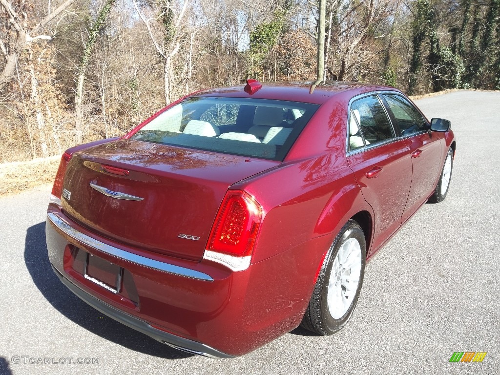 2019 300 Touring - Velvet Red Pearl / Linen/Black photo #7