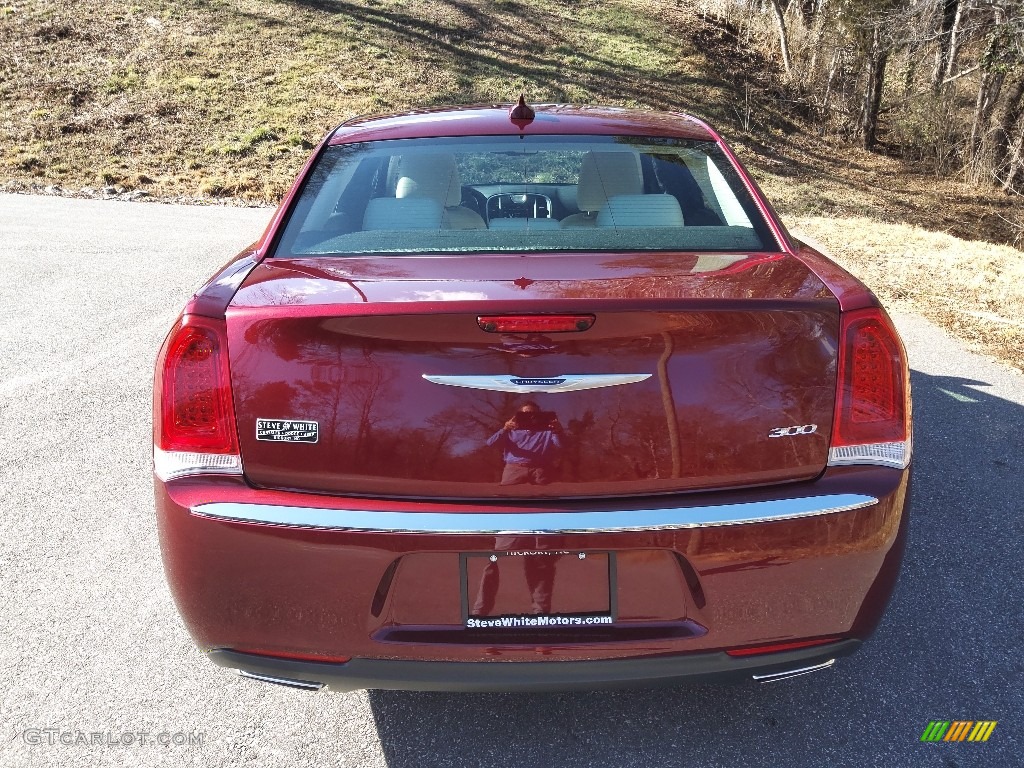 2019 300 Touring - Velvet Red Pearl / Linen/Black photo #8