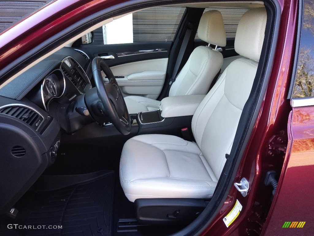 2019 300 Touring - Velvet Red Pearl / Linen/Black photo #12