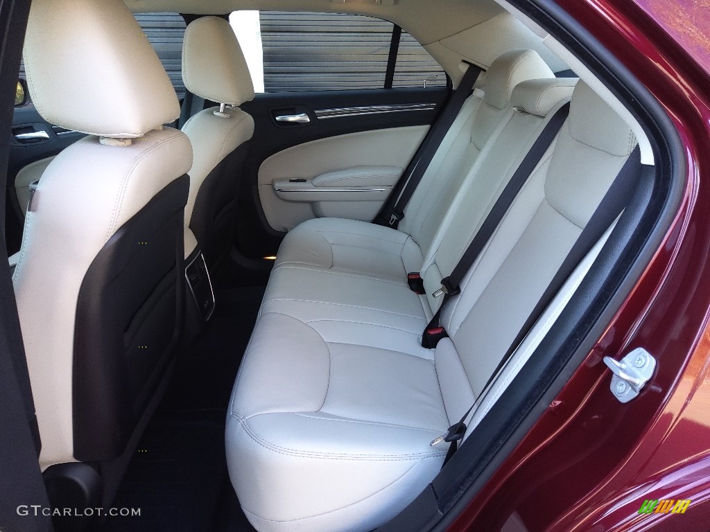 2019 300 Touring - Velvet Red Pearl / Linen/Black photo #15
