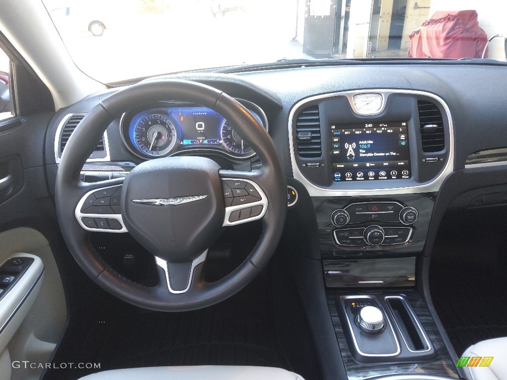 2019 300 Touring - Velvet Red Pearl / Linen/Black photo #18