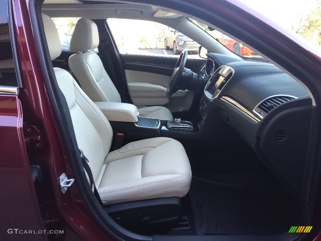 2019 300 Touring - Velvet Red Pearl / Linen/Black photo #19
