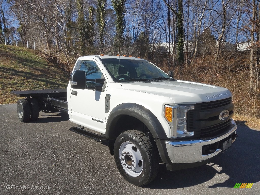 2017 F550 Super Duty XL Regular Cab Chassis - Oxford White / Medium Earth Gray photo #4