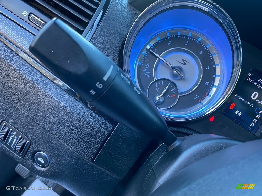2014 Chrysler 300 S AWD Controls Photo #143772054