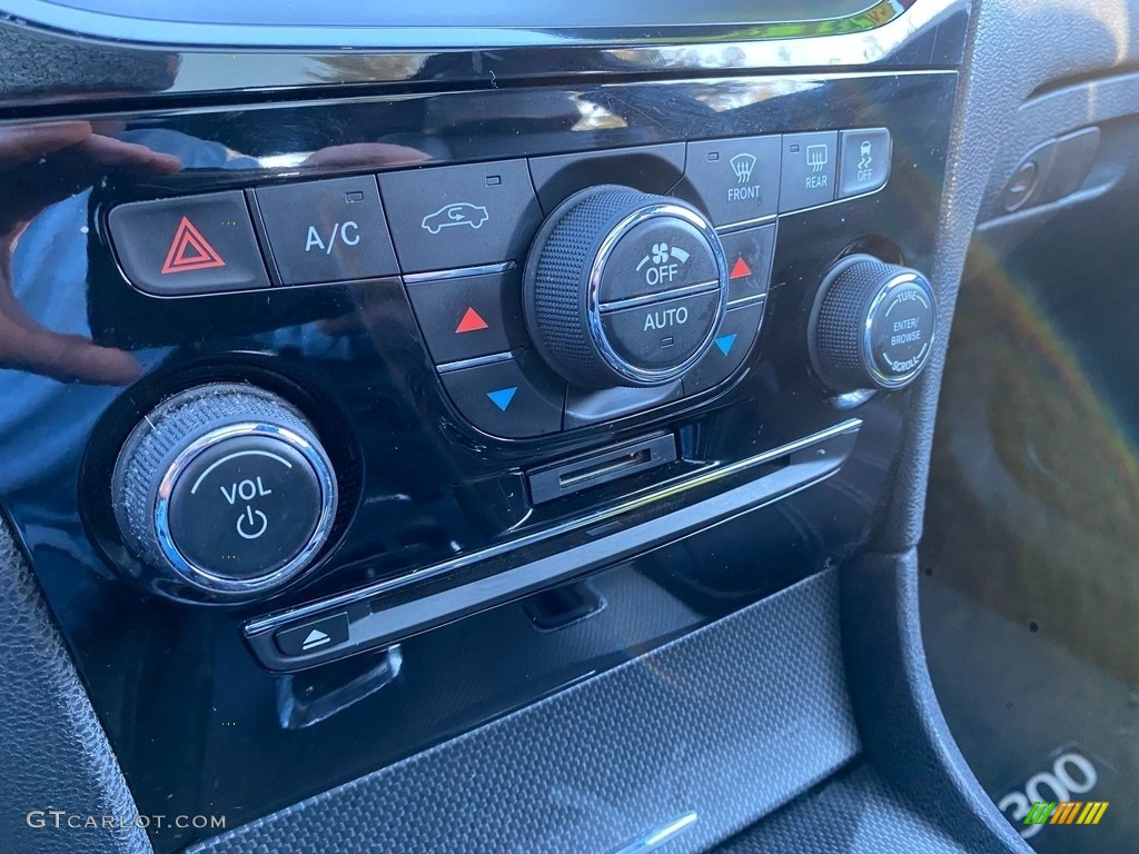 2014 Chrysler 300 S AWD Controls Photo #143772336