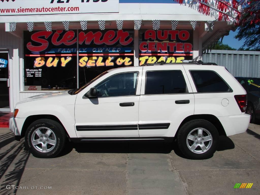 2005 Grand Cherokee Laredo 4x4 - Stone White / Medium Slate Gray photo #1