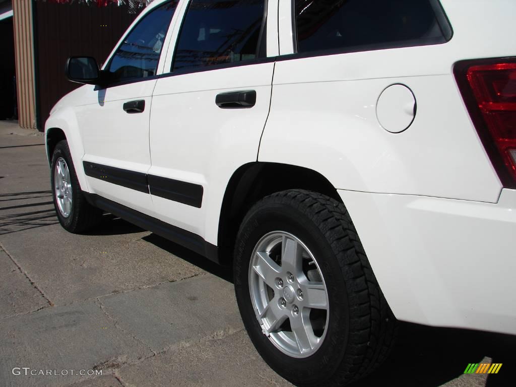 2005 Grand Cherokee Laredo 4x4 - Stone White / Medium Slate Gray photo #4