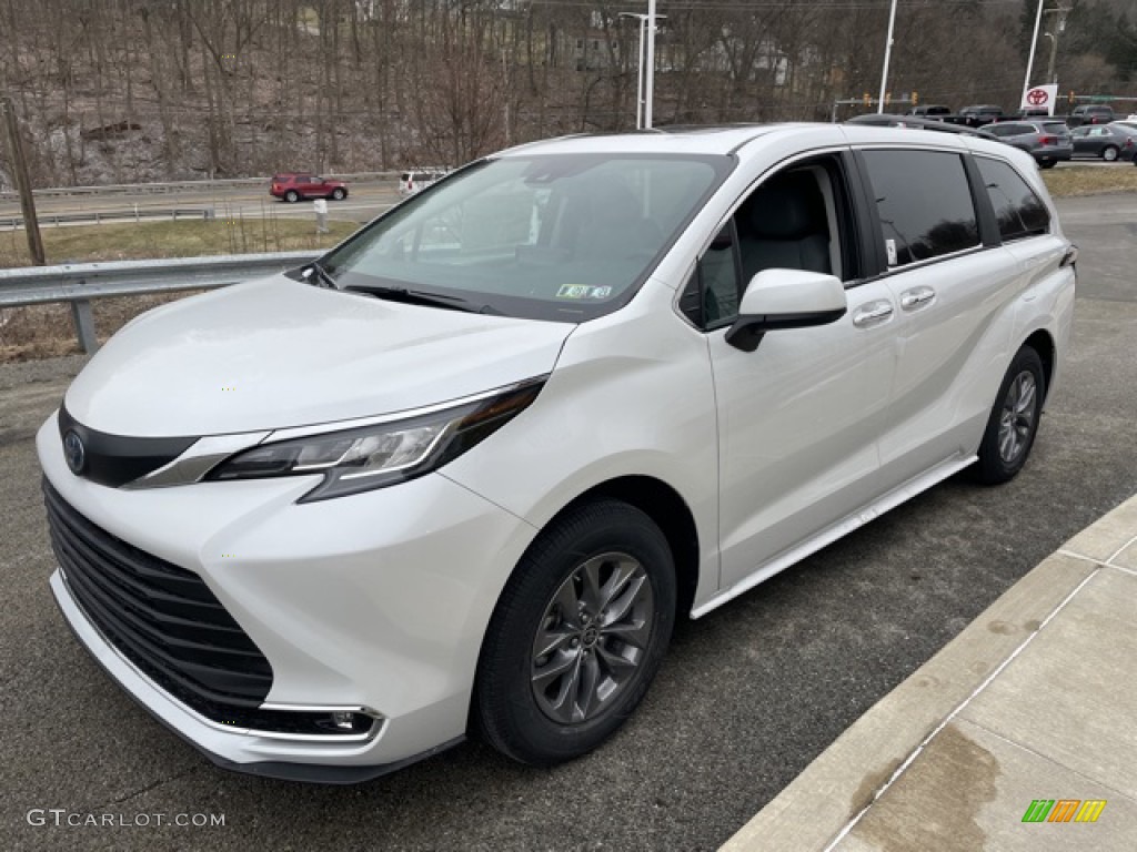 2022 Toyota Sienna XLE Hybrid Exterior Photos