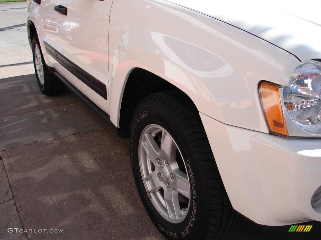 2005 Grand Cherokee Laredo 4x4 - Stone White / Medium Slate Gray photo #9