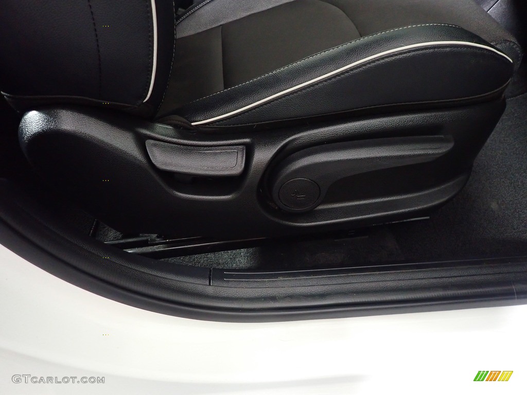 2021 Forte GT-Line - Clear White / Black photo #41