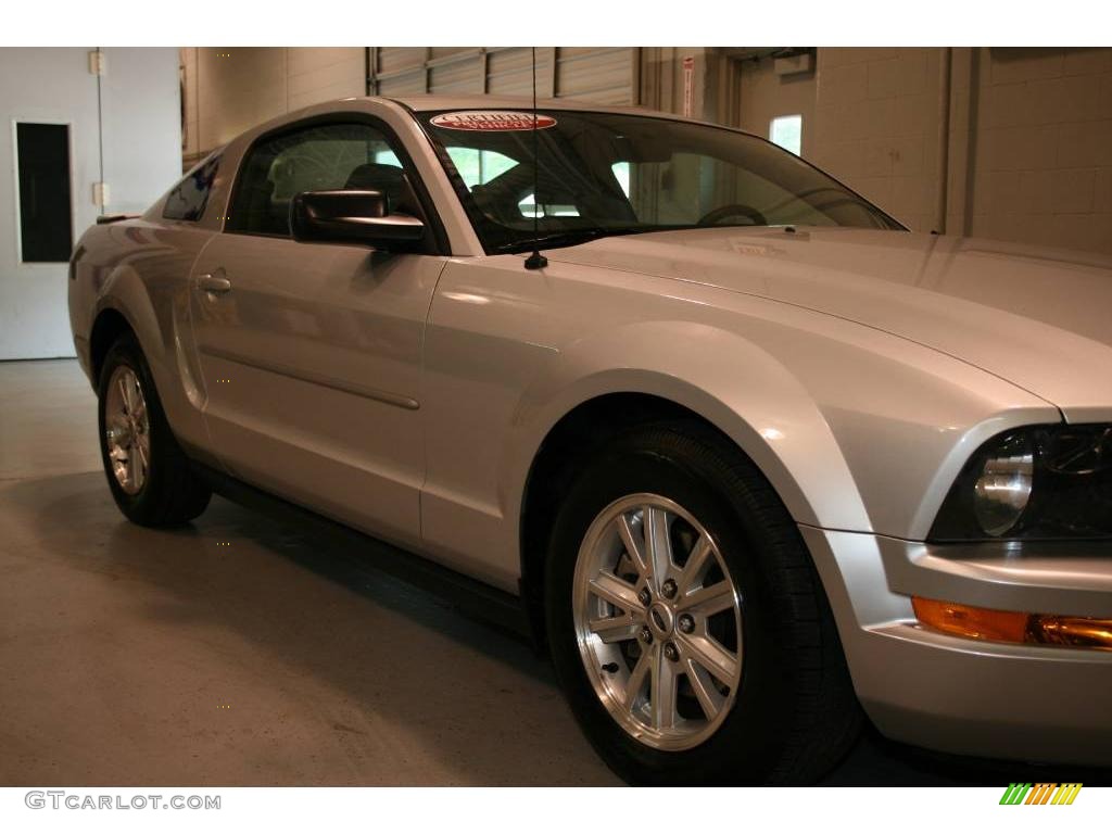 2008 Mustang V6 Deluxe Coupe - Brilliant Silver Metallic / Light Graphite photo #6