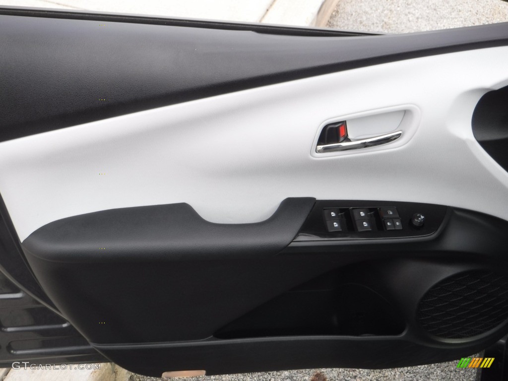 2016 Prius Two - Magnetic Gray Metallic / Moonstone photo #20