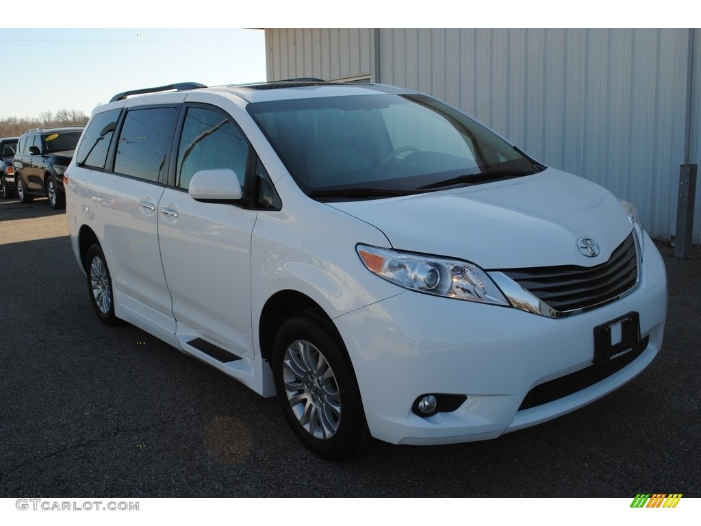 2012 Sienna XLE - Super White / Bisque photo #8