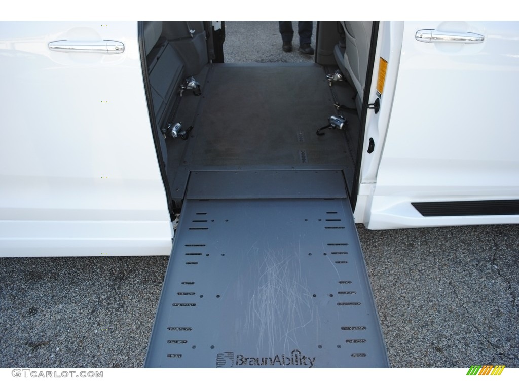 2012 Sienna XLE - Super White / Bisque photo #21