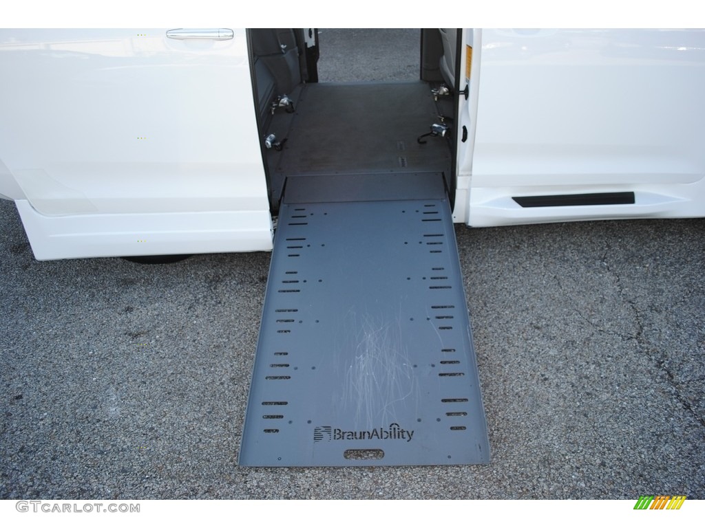 2012 Sienna XLE - Super White / Bisque photo #22