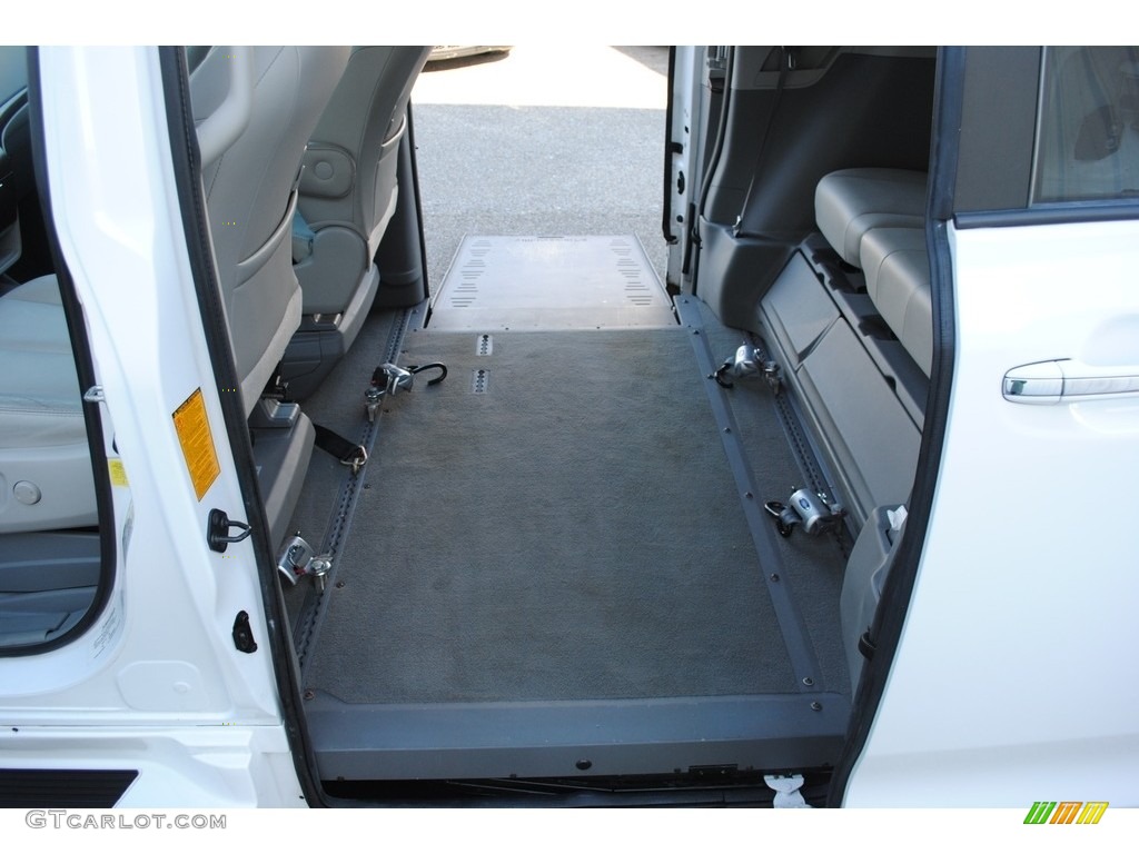 2012 Sienna XLE - Super White / Bisque photo #23