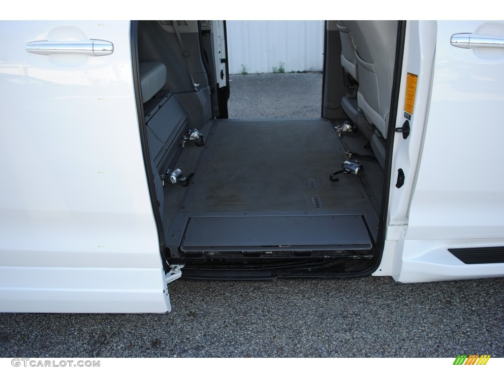 2012 Sienna XLE - Super White / Bisque photo #24