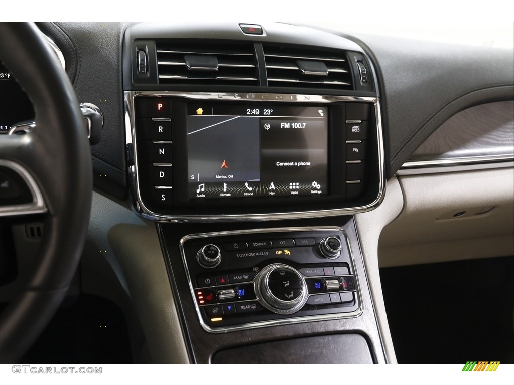 2017 Lincoln Continental Reserve AWD Controls Photo #143848933
