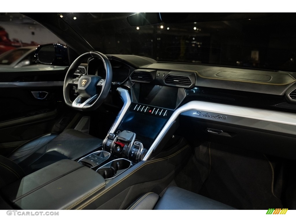 2019 Lamborghini Urus AWD Dashboard Photos