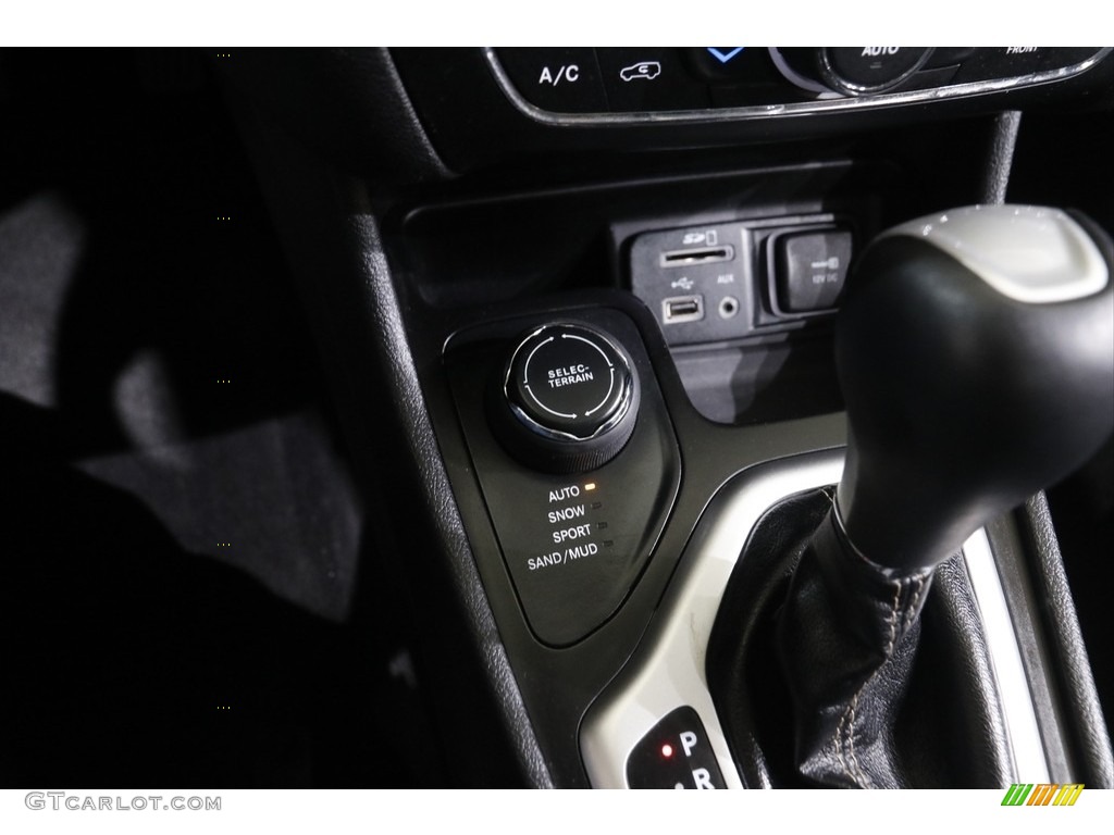 2018 Cherokee Latitude Plus 4x4 - Rhino / Black photo #16