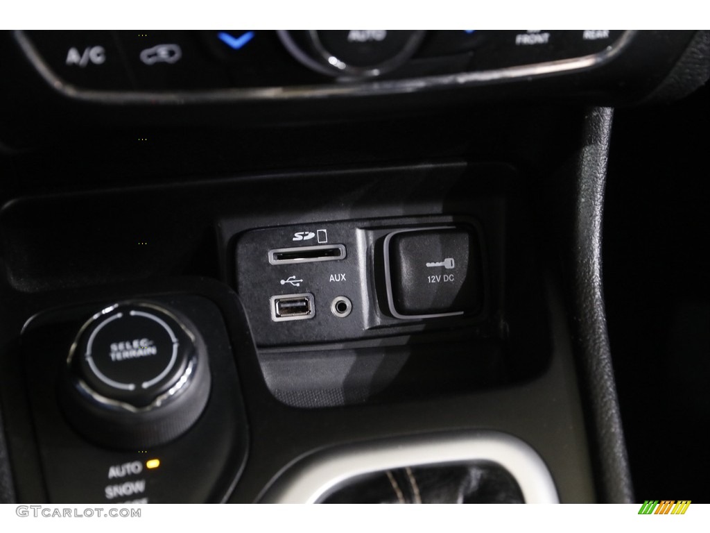 2018 Cherokee Latitude Plus 4x4 - Rhino / Black photo #17