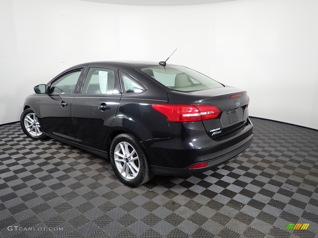 2015 Focus SE Sedan - Tuxedo Black Metallic / Medium Light Stone photo #8