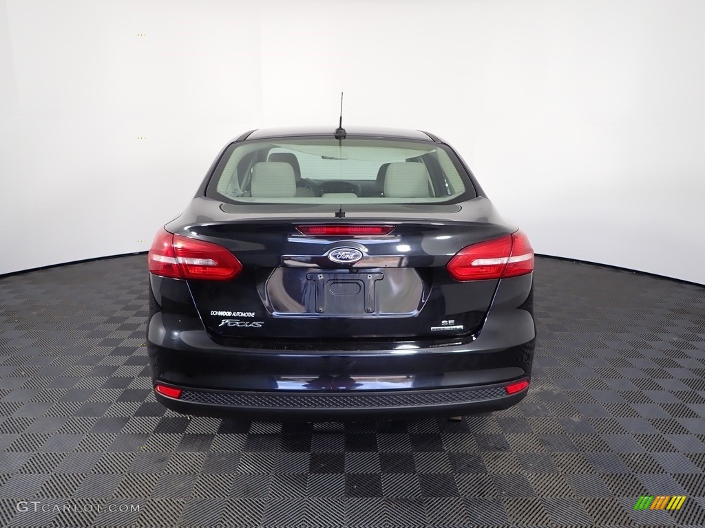 2015 Focus SE Sedan - Tuxedo Black Metallic / Medium Light Stone photo #9