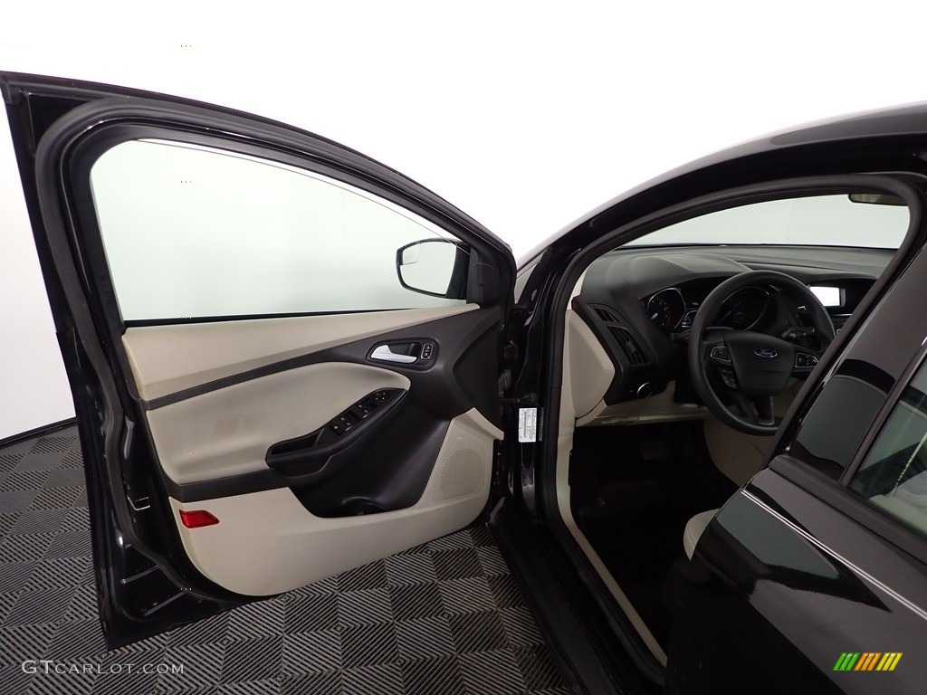 2015 Focus SE Sedan - Tuxedo Black Metallic / Medium Light Stone photo #13