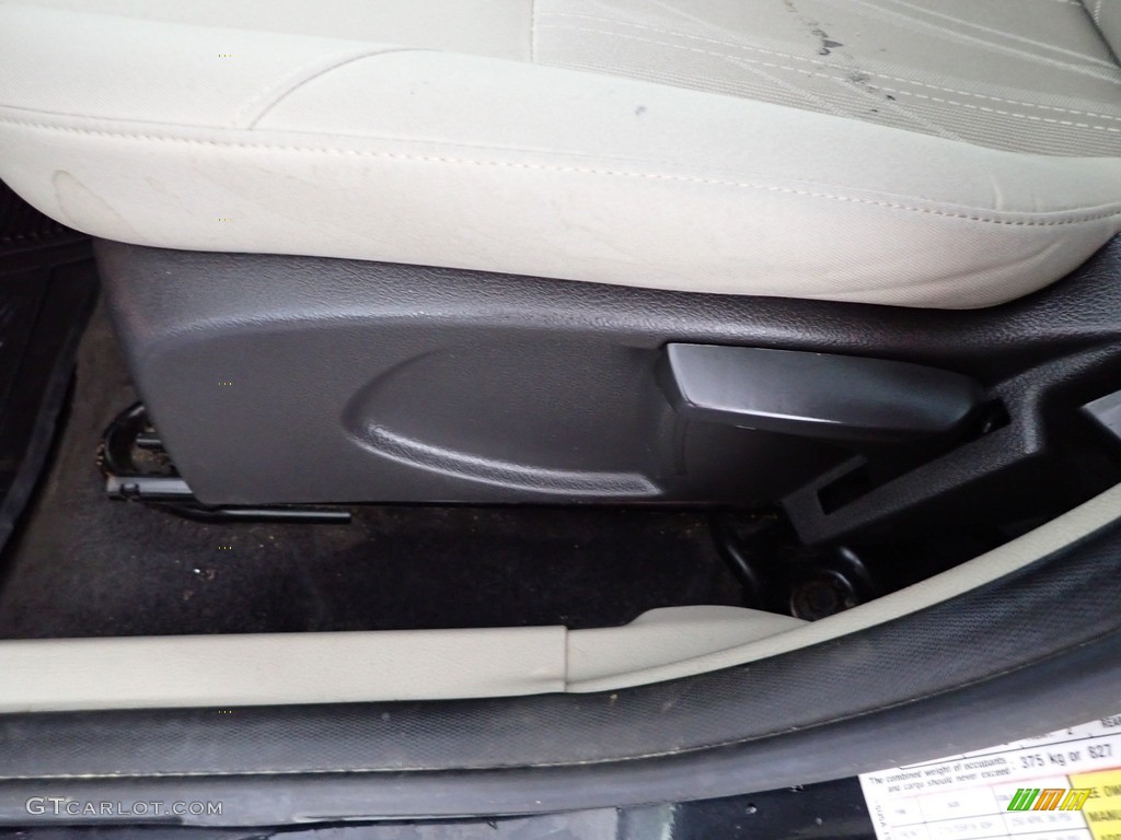 2015 Focus SE Sedan - Tuxedo Black Metallic / Medium Light Stone photo #15
