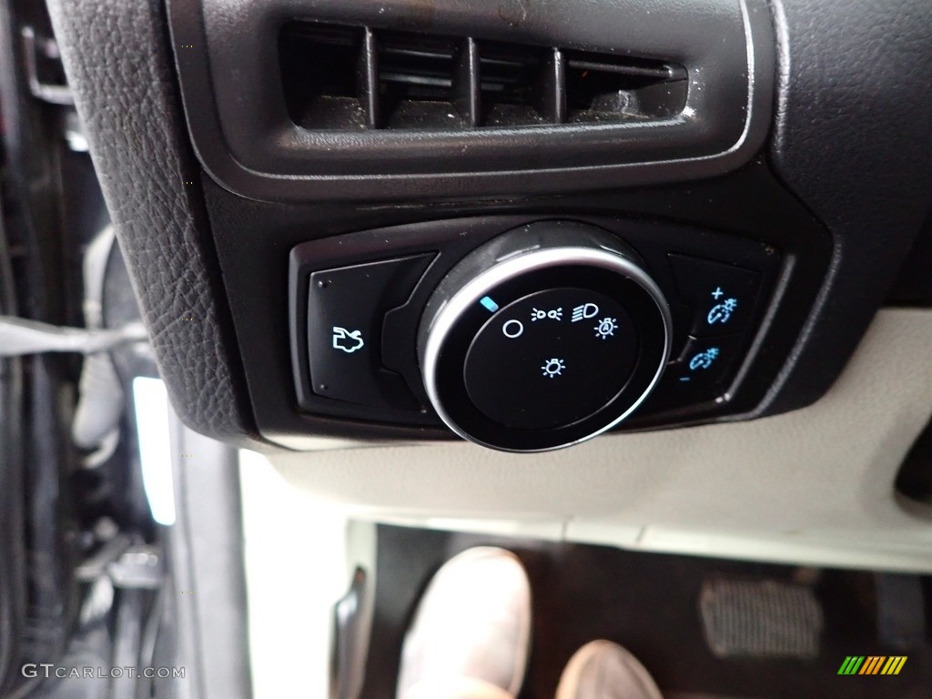 2015 Focus SE Sedan - Tuxedo Black Metallic / Medium Light Stone photo #17
