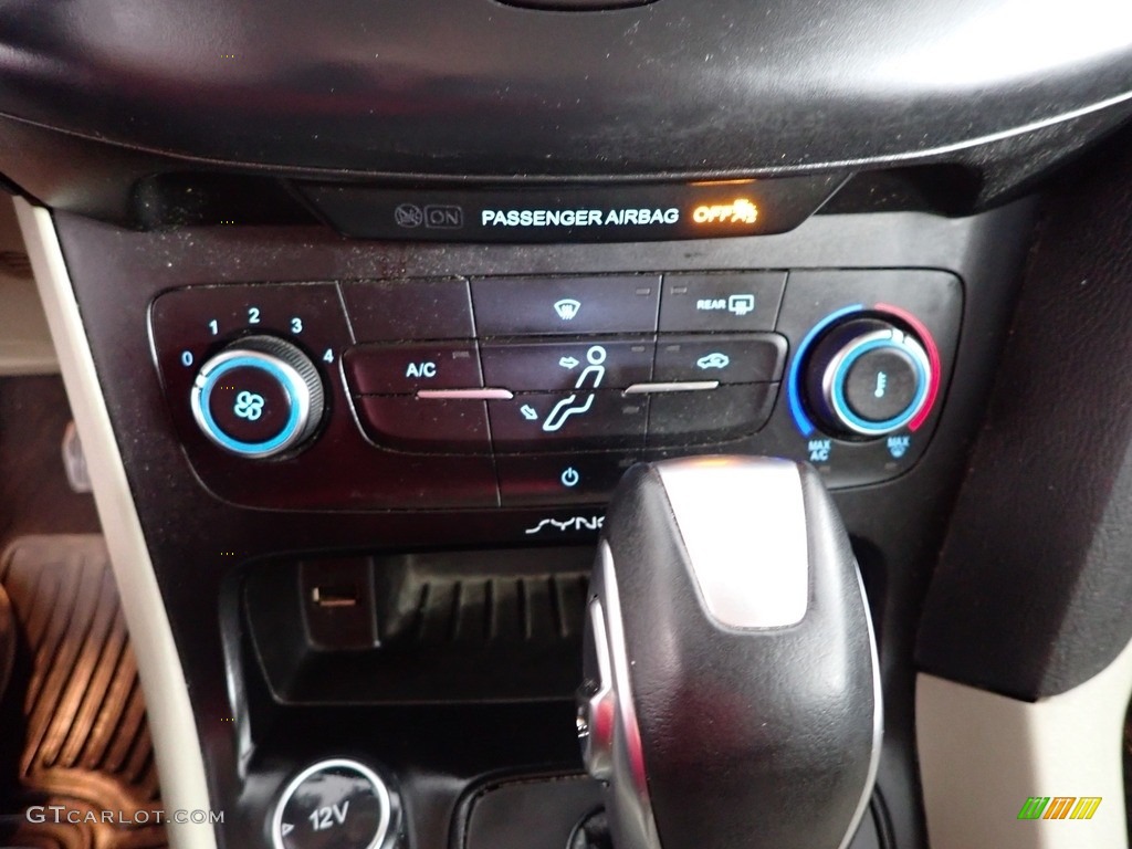2015 Focus SE Sedan - Tuxedo Black Metallic / Medium Light Stone photo #23