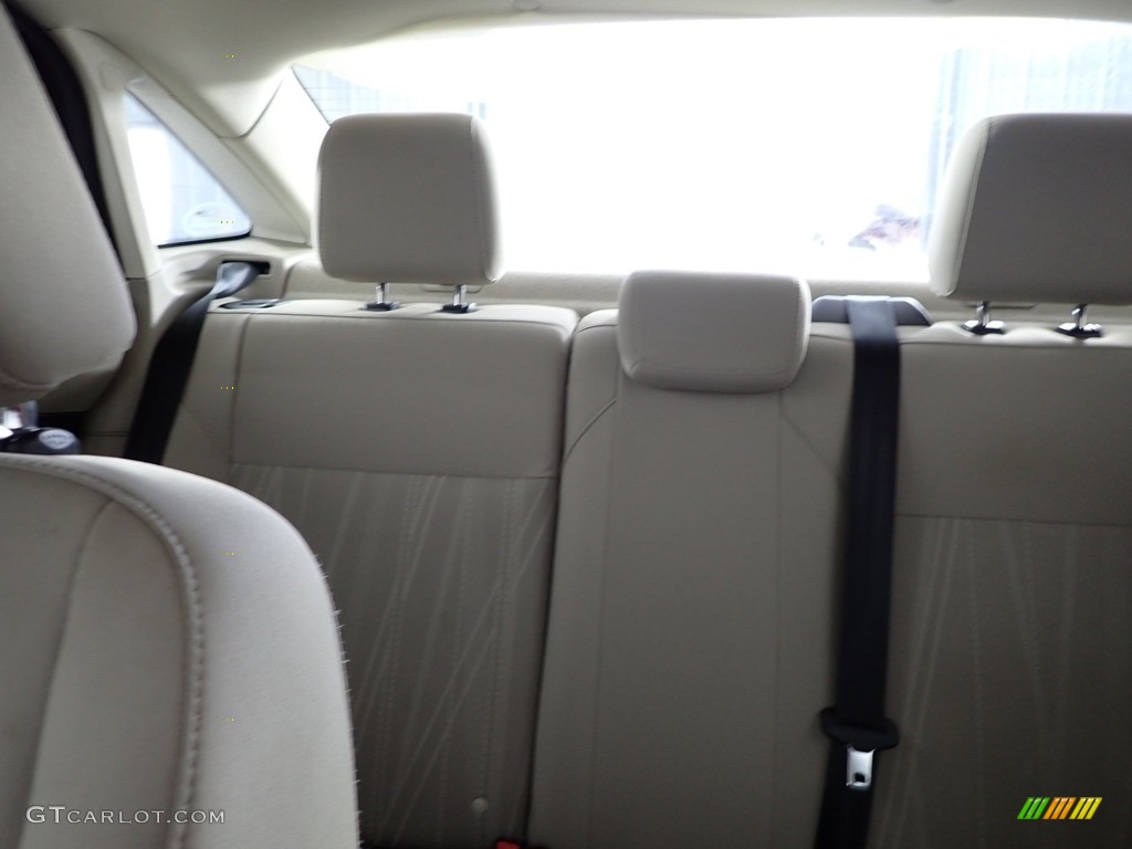 2015 Focus SE Sedan - Tuxedo Black Metallic / Medium Light Stone photo #25