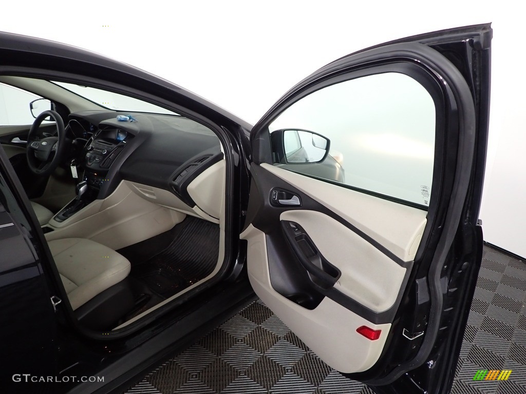 2015 Focus SE Sedan - Tuxedo Black Metallic / Medium Light Stone photo #28