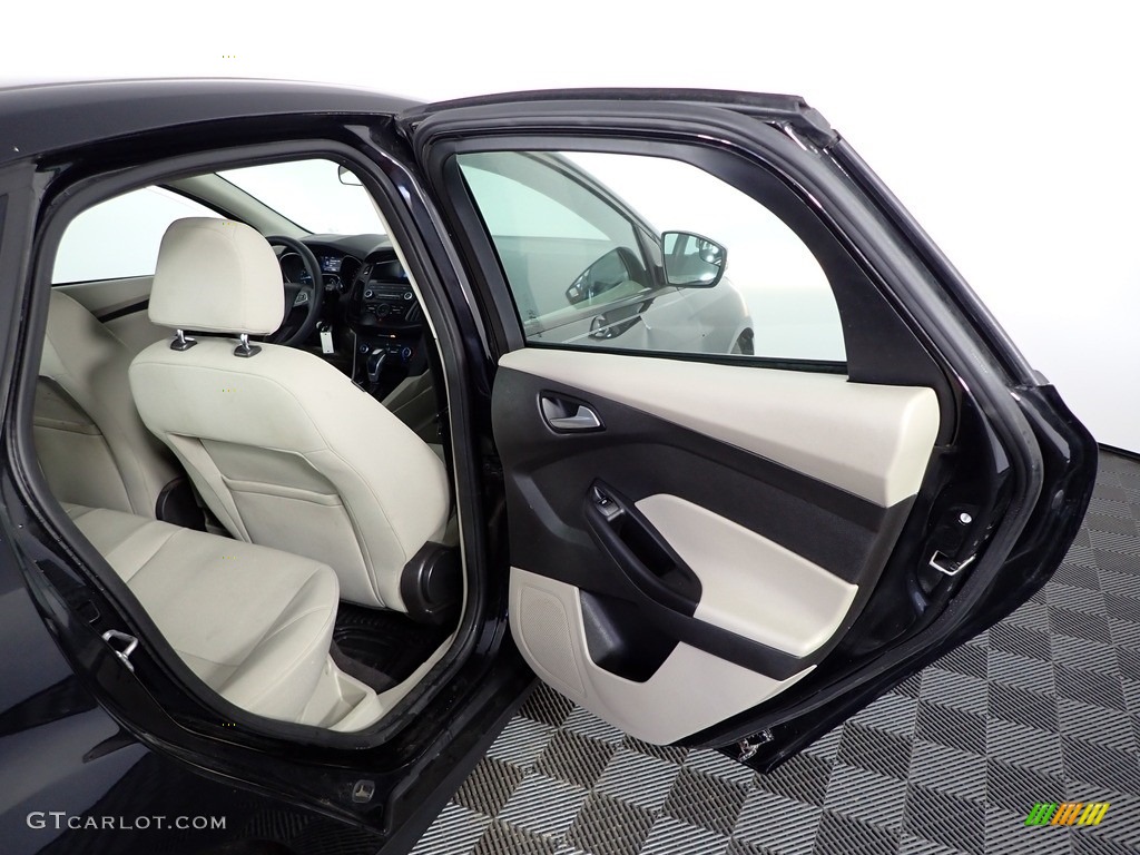 2015 Focus SE Sedan - Tuxedo Black Metallic / Medium Light Stone photo #30