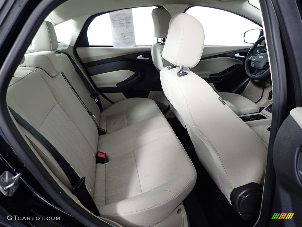 2015 Focus SE Sedan - Tuxedo Black Metallic / Medium Light Stone photo #31