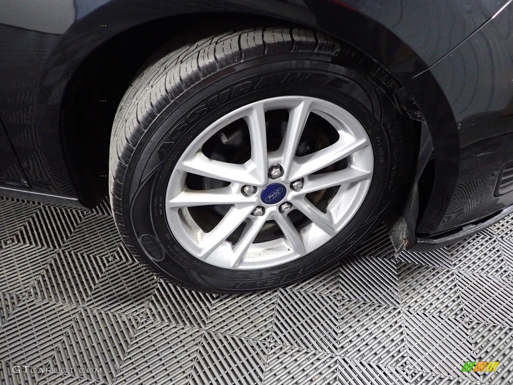 2015 Focus SE Sedan - Tuxedo Black Metallic / Medium Light Stone photo #33