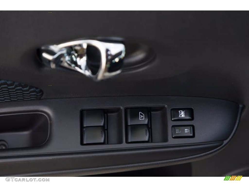 2014 Versa Note SV - Aspen White / Charcoal photo #21