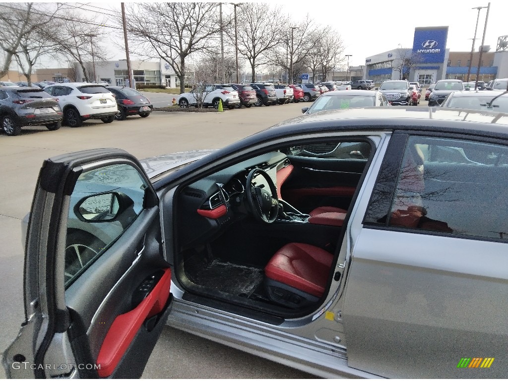 2019 Camry XSE - Celestial Silver Metallic / Red photo #3