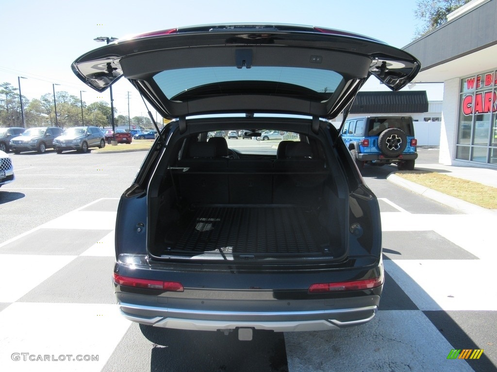 2020 Audi Q7 55 Premium Plus quattro Trunk Photos