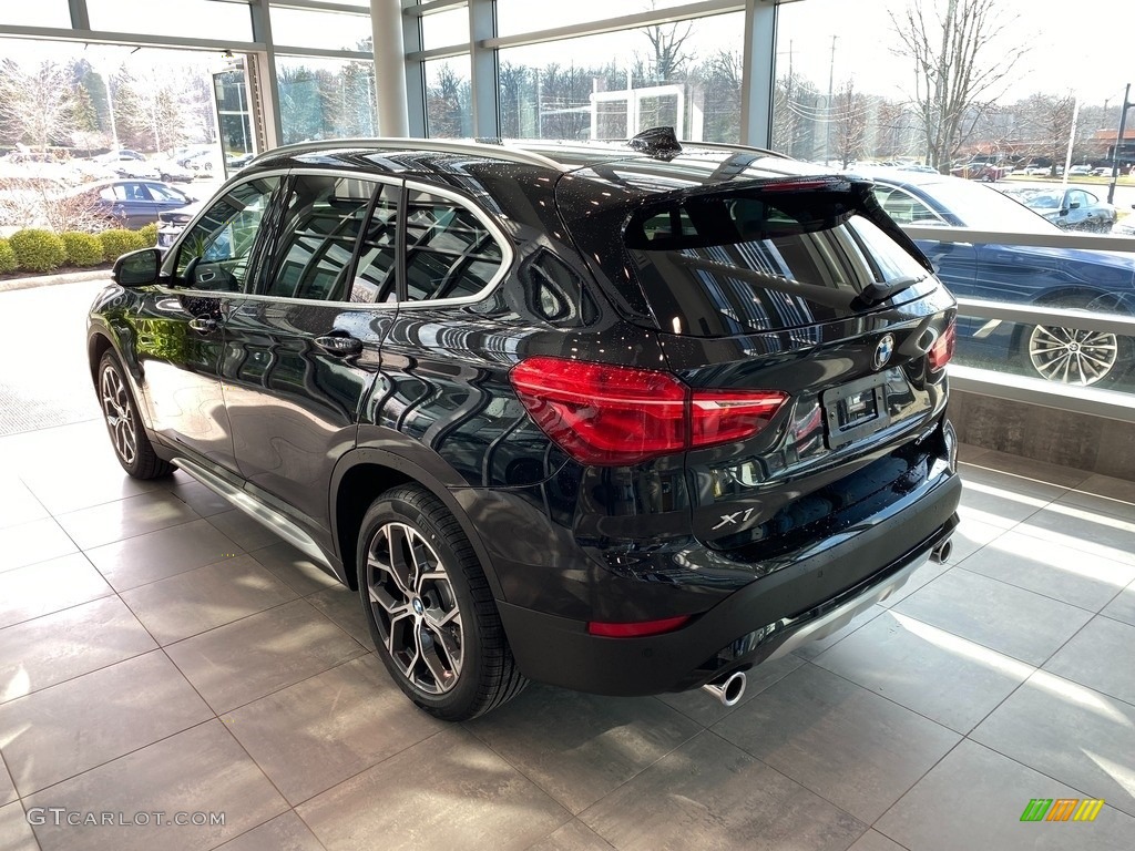 2022 X1 xDrive28i - Black Sapphire Metallic / Black photo #2