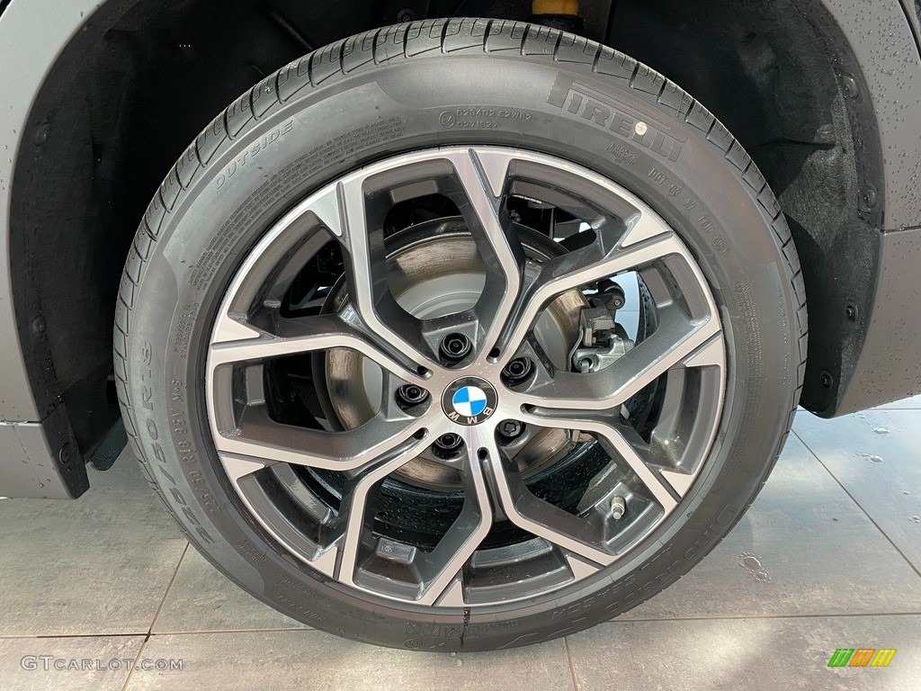 2022 X1 xDrive28i - Black Sapphire Metallic / Black photo #3