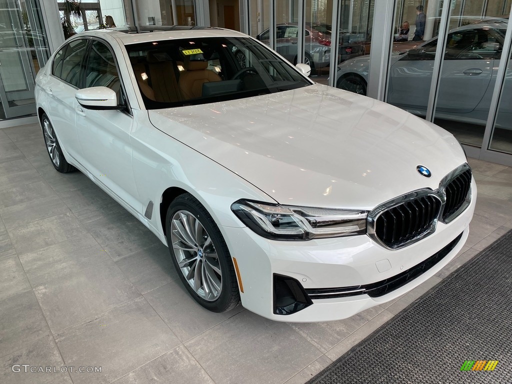 2022 5 Series 540i xDrive Sedan - Mineral White Metallic / Cognac photo #1