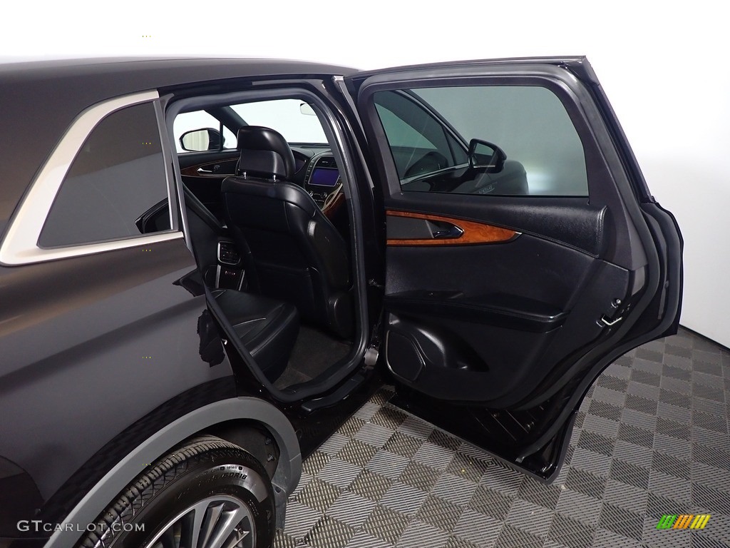 2019 Lincoln Nautilus Select AWD Ebony Door Panel Photo #143922191
