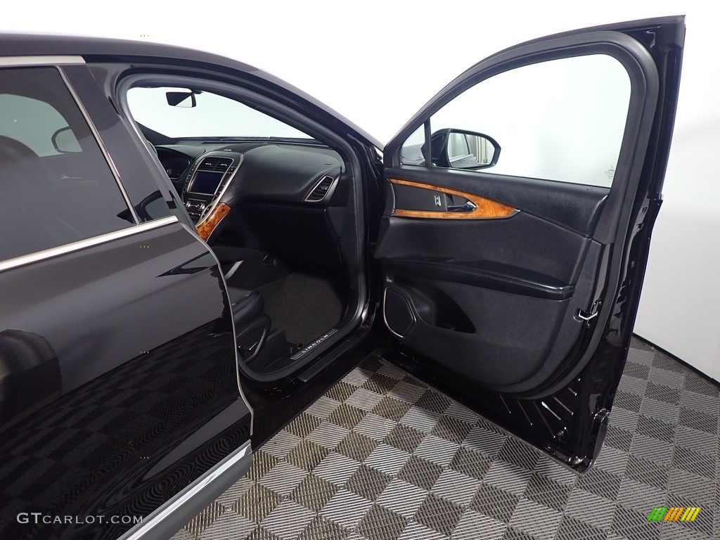 2019 Lincoln Nautilus Select AWD Door Panel Photos